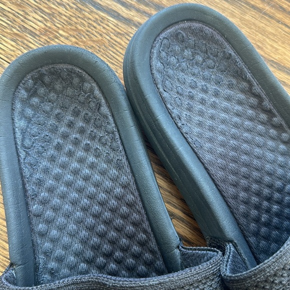 Women’s APL slides size 7 - Picture 4 of 4